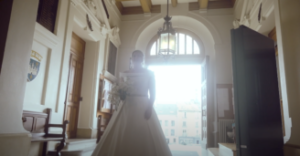 Solenne à la mairie avec le bouquet de fleurs